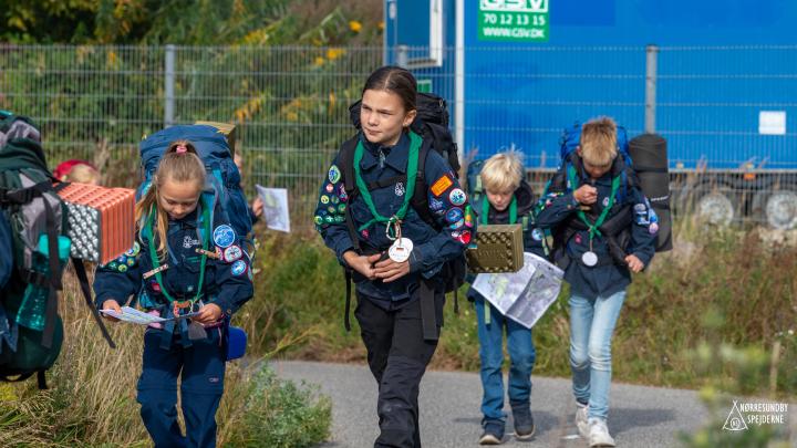 Mini spejdere på 5km hejk til Aalborghus spejdernes shelter